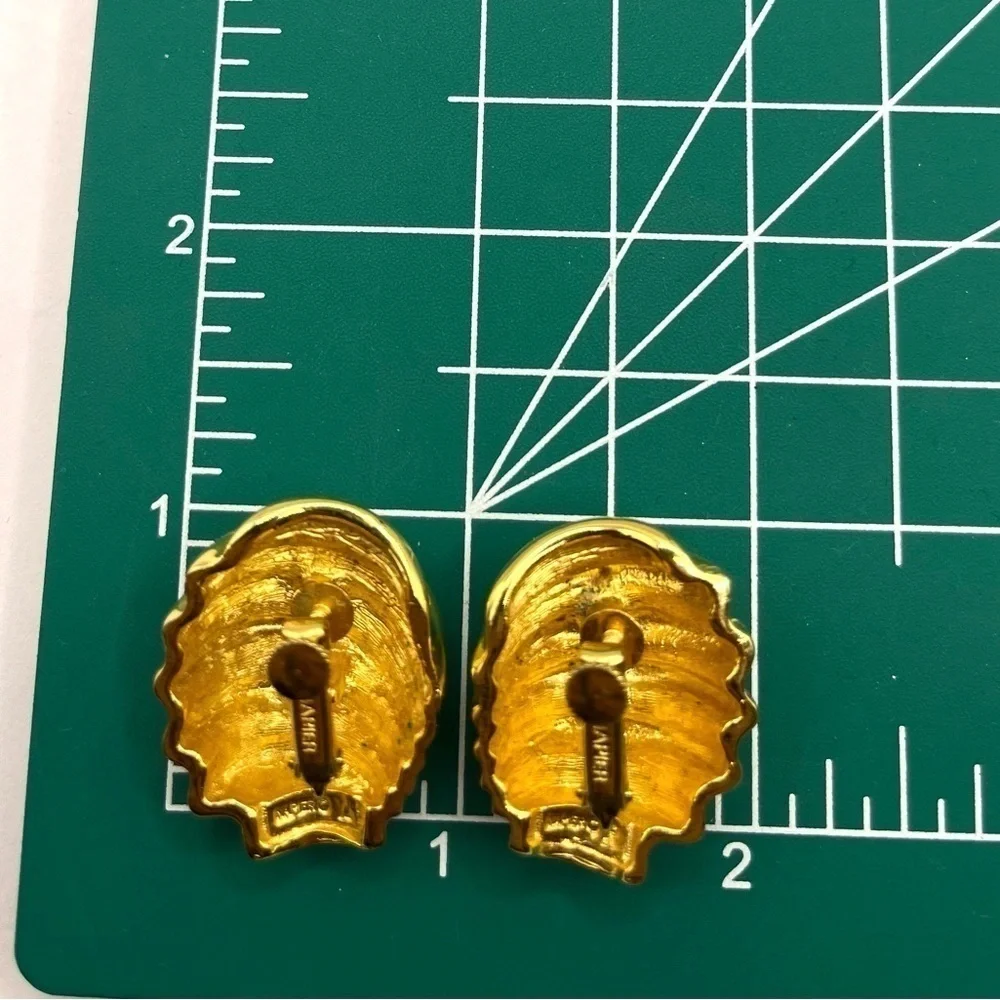 Ribbed Napier Gold Tone Shrimp Domed Chunky Earrings Large Screw back Vintage - Picture 13 of 13